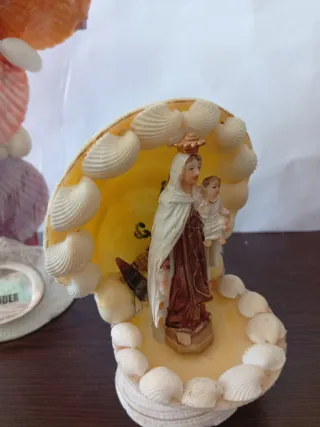 Figura Cristo y Virgen María sobre conchas marinas