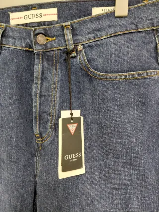 Pantalón vaquero Guess azul, nuevo con etiquetas.
