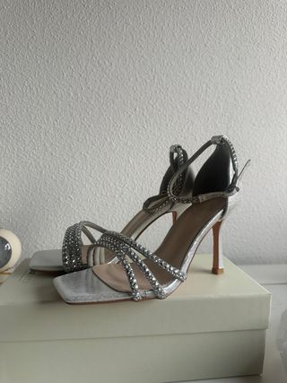 Tacones plateados con pedrería