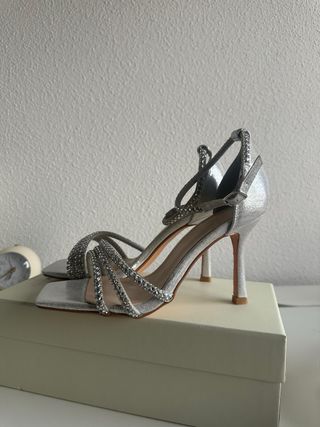 Tacones plateados con pedrería