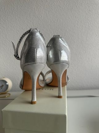 Tacones plateados con pedrería