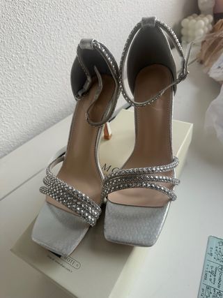 Tacones plateados con pedrería