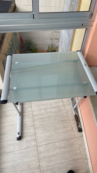 Escritorio de cristal y metal