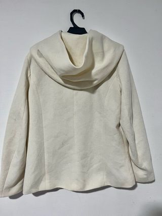 Chaqueta blanca con capucha