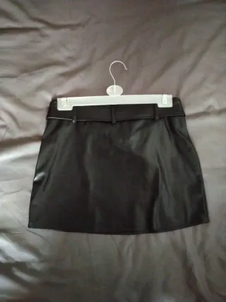 Falda negra efecto piel con cinturón