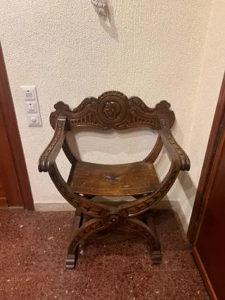 Silla Antigua de Madera Tallada