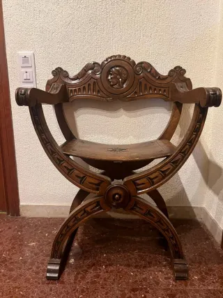 Silla Antigua de Madera Tallada