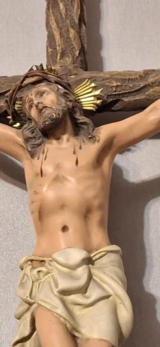 Crucifijo de pared con figura de Jesús