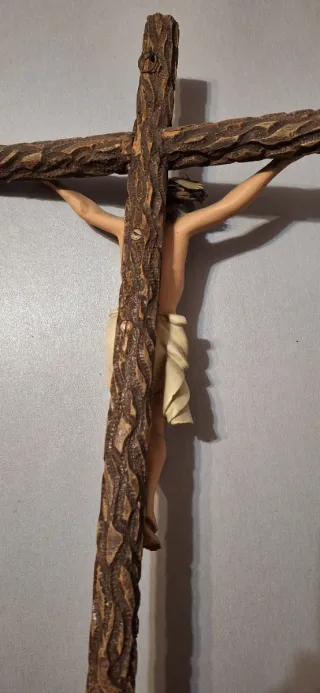 Crucifijo de pared con figura de Jesús