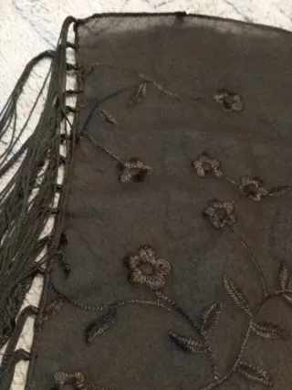 Fulares beige y negro con flecos