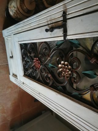 Alacena madera y hierro forjado