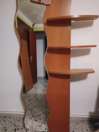 Espejo de madera con estantes