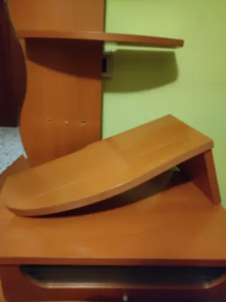 Espejo de madera con estantes