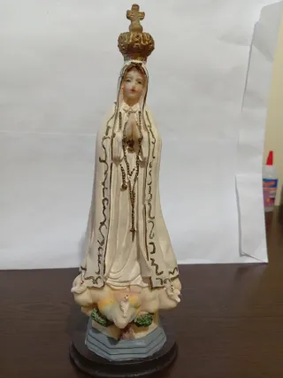Virgen de Fátima con corona y rosario