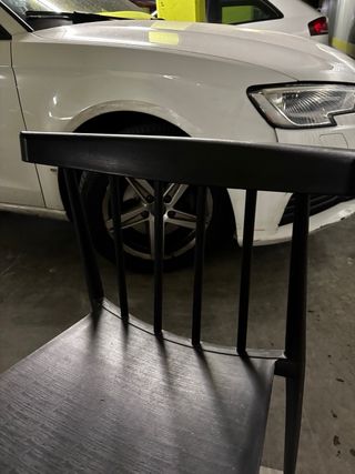 Juego de 4 sillas negras de plástico