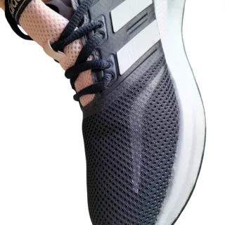 Zapatilla ultraligera Adidas running mujer.
