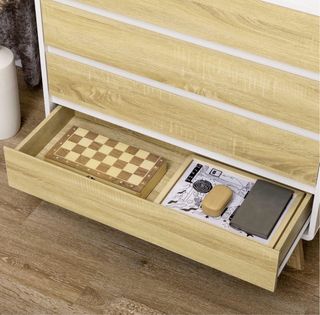 Cómoda blanca con cajones de madera