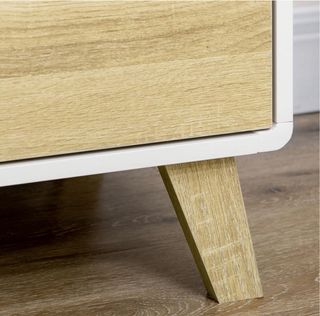 Cómoda blanca con cajones de madera