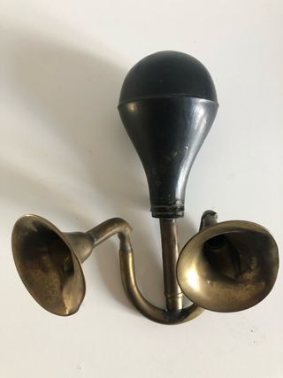 Tromba vintage a doppio corno in ottone
