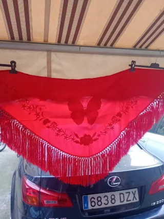 Mantoncillo rojo con mariposa y flecos