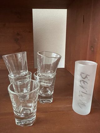 Copas de vino y vasos de chupito