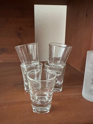 Copas de vino y vasos de chupito