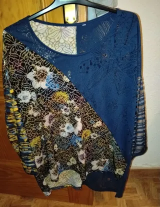 Chaquetón ante morado y blusa punto azul .