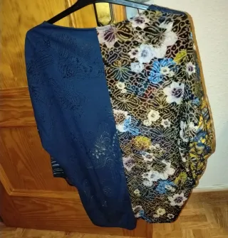 Chaquetón ante morado y blusa punto azul .
