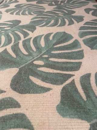 Alfombra de pasillo con diseño de hojas verdes