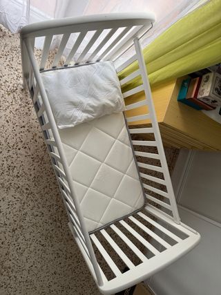 Cuna de madera blanca