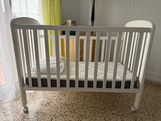 Cuna de madera blanca