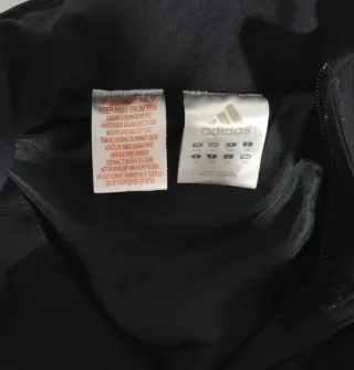 Chaqueta Adidas Acolchada Negra Parche Dorado