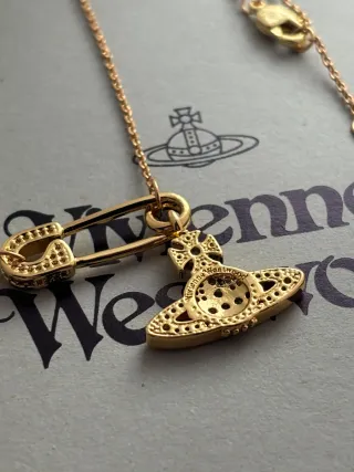 Collar Vivienne Westwood Alfiler y Orbe Saturno