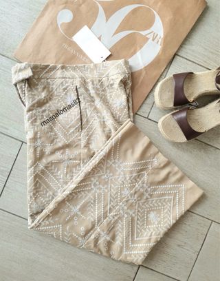Pantalón ancho beige bordado