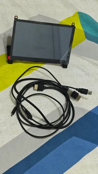 Pantalla Táctil Raspberry Pi con altavoces.