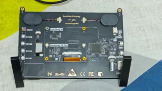 Pantalla Táctil Raspberry Pi con altavoces.