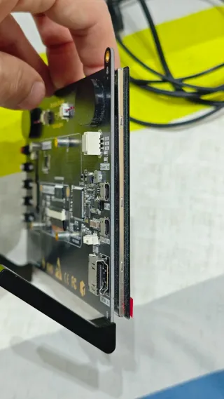 Pantalla Táctil Raspberry Pi con altavoces.