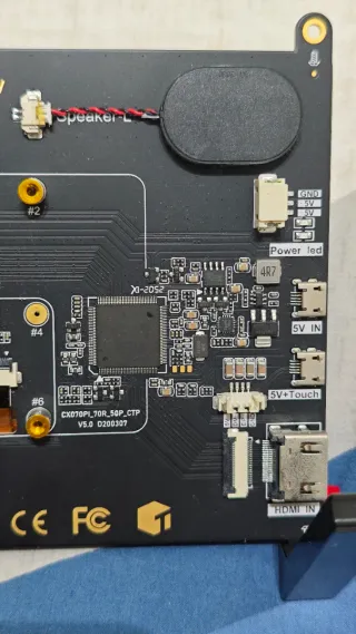 Pantalla Táctil Raspberry Pi con altavoces.