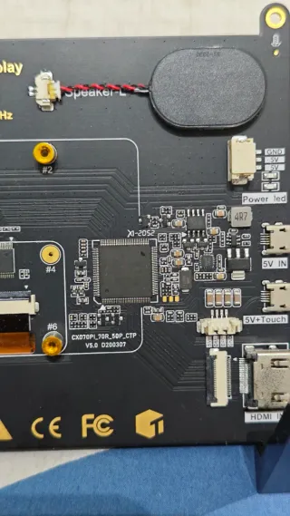 Pantalla Táctil Raspberry Pi con altavoces.