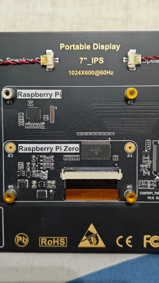 Pantalla Táctil Raspberry Pi con altavoces.