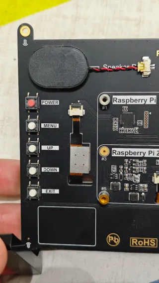 Pantalla Táctil Raspberry Pi con altavoces.
