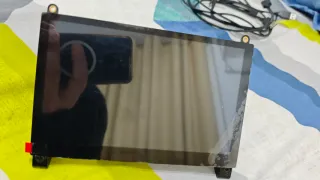 Pantalla Táctil Raspberry Pi con altavoces.