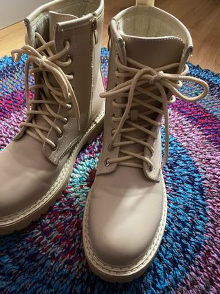 Botas beige con cordones