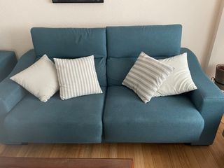 Sofá de tela azul y beige