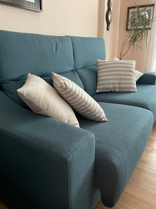 Sofá de tela azul y beige