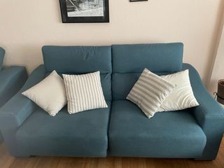 Sofá de tela azul y beige