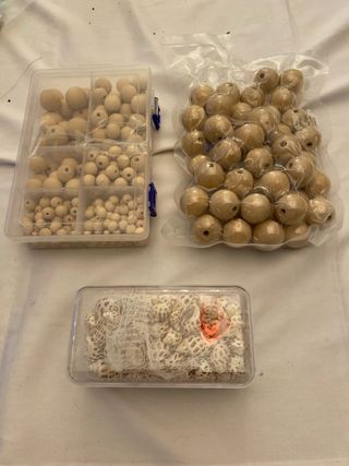 Plumas y bolas de madera para manualidades