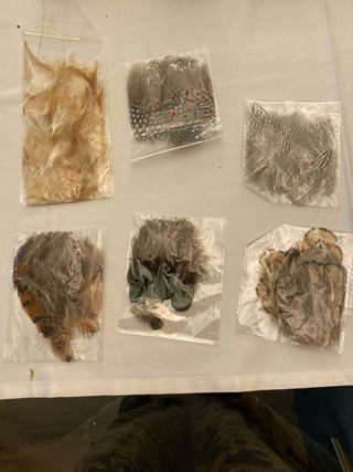 Plumas y bolas de madera para manualidades