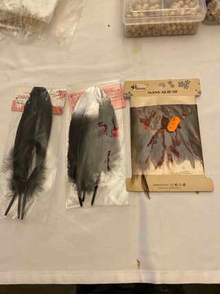 Plumas y bolas de madera para manualidades