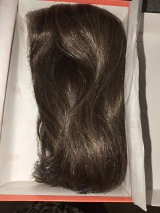 Peluca color castaño medio con mechas rubias